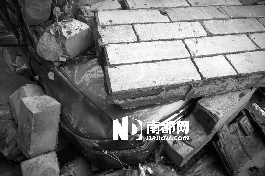 <p>    南山香山西街一堵圍墻被暴雨沖垮，壓壞停在墻下的7輛汽車，這輛奧德賽的車頭被掉落的大石塊壓住。</p>