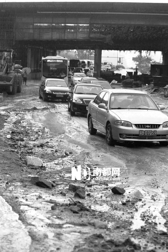 <p>    新彩隧道工地的泥土被大雨沖上路面，彩田路北行方向受影響，車流排起了長龍。</p>