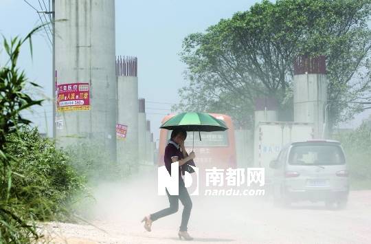 <p>    昨日，清平高速二期觀瀾接駁段橋墩下路面坑洼泥濘，灰塵滿天飛。 南都記者 徐文閣 攝</p>