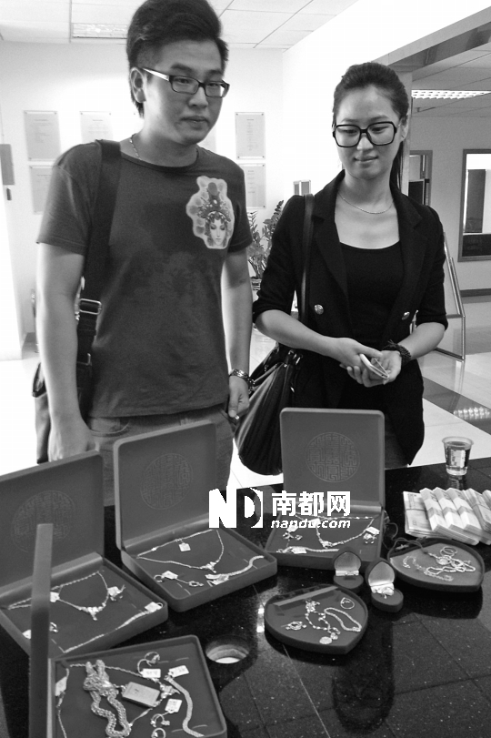 <p>    失主陳小姐在出租車公司領回遺失的現(xiàn)金和黃金首飾。 南都記者 陳文才 攝</p>