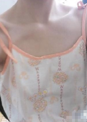 網(wǎng)絡平胸大賽走紅 妹子胸部被當做鼠標墊(圖)