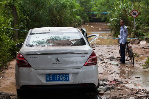 深圳暴雨女司機(jī)駕車接家人涵洞溺亡
