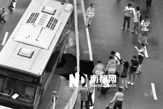 <p>    一輛滿載乘客的公交車在下梅林路段被地陷所困。</p>