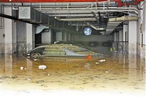 暴雨致多個(gè)小區(qū)車庫被淹 奔馳和皇冠都沒了