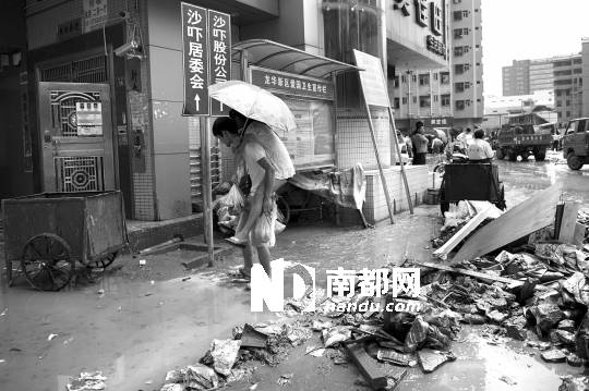 <p>    在沙嚇村口，一位男士背著自己女友準(zhǔn)備趟過積滿淤泥的道路回家。</p>