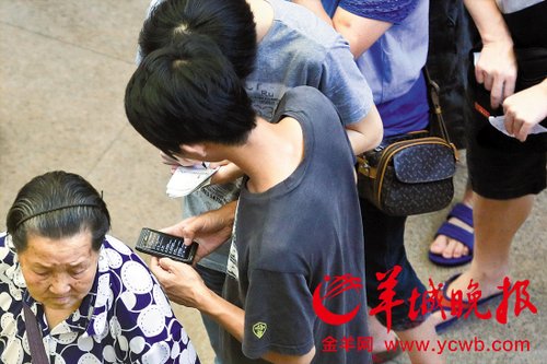 排隊的“黃牛”各手執(zhí)一疊白紙，上面寫好了要掛號的人的信息，包括姓名、電話、要掛的科室等。穿黑白花紋衣服的老婆婆正在排隊掛號