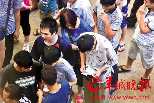 挎腰包的“黃牛”分發(fā)一輪“任務(wù)”后，自己也開始整理“炒號”簽條