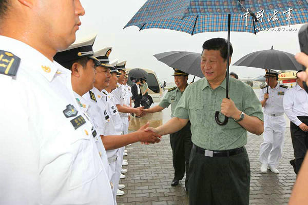 資料圖：習(xí)近平冒雨登上遼寧艦。