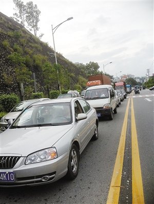 紅燈122秒綠燈15秒 <a href=http://www.huhuzc.cn/shenzhen/ target=_blank class=infotextkey>深圳</a>8萬居民出門大堵車