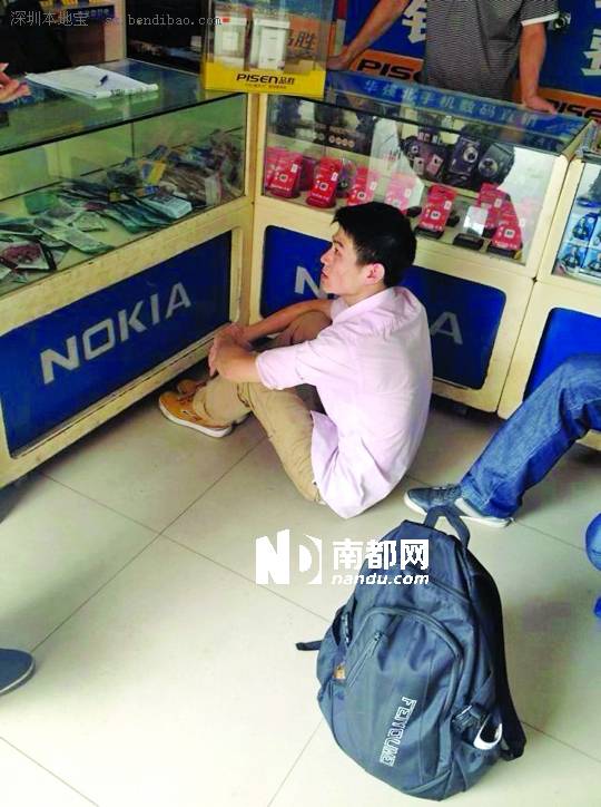 <p>    →綁架案嫌疑人在手機(jī)店落網(wǎng)。</p>