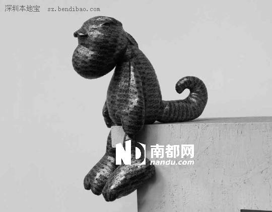 <p>    楊光作品《玩偶系列之架上的小恐龍》。</p>