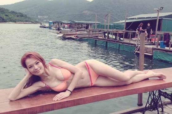 TVB女主播穿三點式海邊秀美腿 力證沒整容