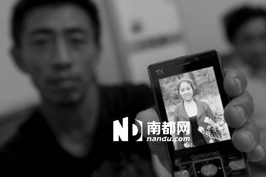 <p> 墜亡女工的家屬展示死者生前生活照。</p>