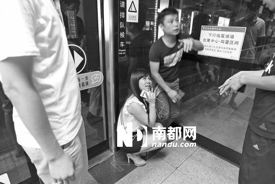 <p>    昨日下午，在地鐵會(huì)展中心站，涉事的3名乘客演示自救過(guò)程。南都記者 徐文閣 攝</p>