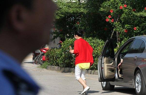 哺乳期女子涉嫌毒駕撞死兩人 被保釋淡定嗑瓜子