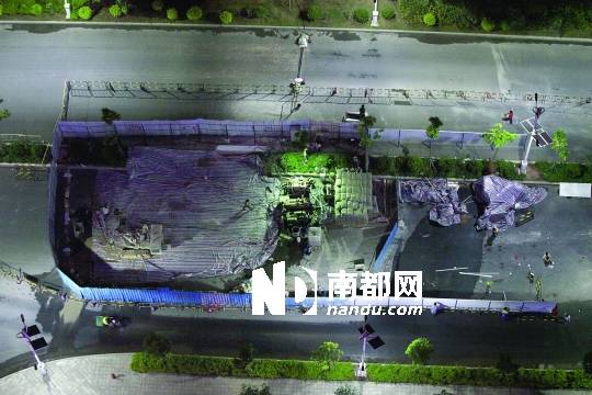 <p>    從熙龍灣小區(qū)29樓俯瞰，地陷區(qū)域用兩米高圍板封住并對(duì)路面進(jìn)行修復(fù)。劉有志 攝</p>