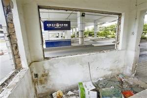 梅林關(guān)檢查崗?fù)そ裨?時開拆 市民拍照紀(jì)念