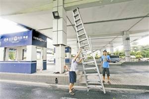 梅林關(guān)檢查崗?fù)そ裨?時開拆 市民拍照紀(jì)念