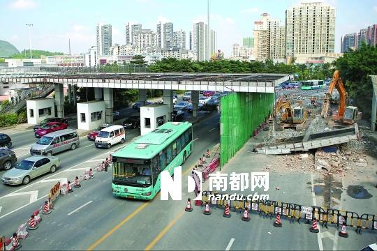 <p>    昨日上午，梅林檢查站進(jìn)關(guān)方向，進(jìn)入公交站場(chǎng)的邊防崗?fù)ら_始拆除。為期40天的梅林關(guān)關(guān)口交通設(shè)施近期改善工程正式實(shí)施。 南都記者 趙炎雄 攝</p>