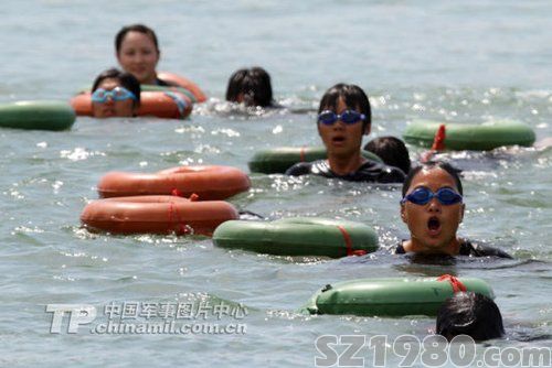資料圖：海軍陸戰(zhàn)隊武裝泅渡