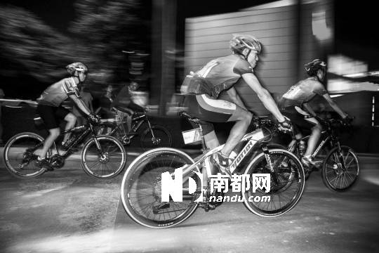 <p>    昨晚8時(shí)，福田梅林文體中心，挑戰(zhàn)400公里騎行的車友們準(zhǔn)時(shí)出發(fā)。實(shí)習(xí)生劉羽潔 南都記者 霍健斌 攝</p>