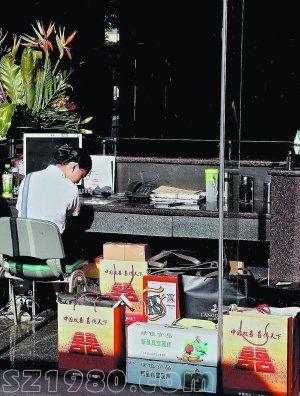 廣州機關(guān)單位月餅堆滿傳達室 一連幾周沒人領(lǐng)