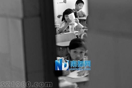 <p>    5月28日，出事班級事后仍正常上課，有幾張座位空著。南都記者 徐文閣 攝(資料圖片)</p>