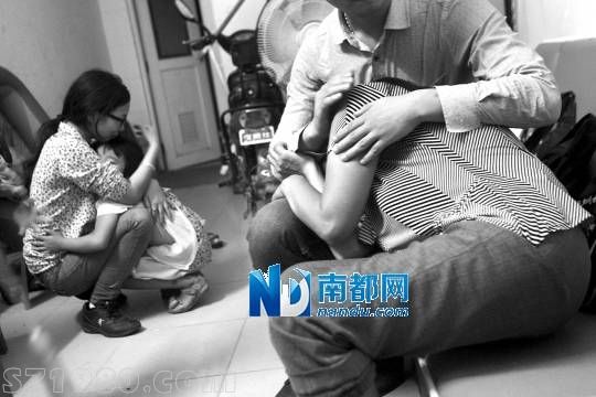 <p>    昨日，遇害男童（左圖）的家人難掩悲傷哭作一團。 南都記者 王子榮 攝</p>