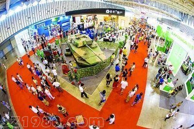 南京房交會上前去看房<a href=http://www.huhuzc.cn/maifang/ target=_blank class=infotextkey>買房</a>的市民絡(luò)繹不絕，不少都是拖家?guī)Э邶R上陣。揚子晚報記者 宋嶠 攝