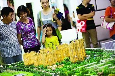南京房交會上前去看房買房的市民絡(luò)繹不絕，不少都是拖家?guī)Э邶R上陣。揚子晚報記者 宋嶠 攝
