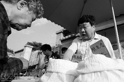 河南億萬富翁北京擺攤賣豆籌錢為工人開工資