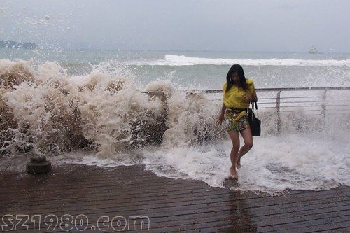 強(qiáng)臺風(fēng) 天兔 登陸廣東 汕頭海水倒灌淹城(圖)