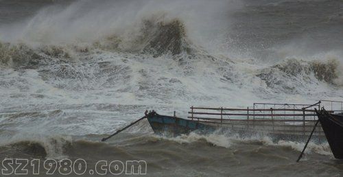 強(qiáng)臺風(fēng) 天兔 登陸廣東 汕頭海水倒灌淹城(圖)