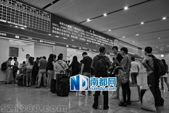 <p>    22日晚，廣州南站乘客正排隊(duì)退票改簽。實(shí)習(xí)生 劉羽潔 南都記者 趙炎雄 攝</p>