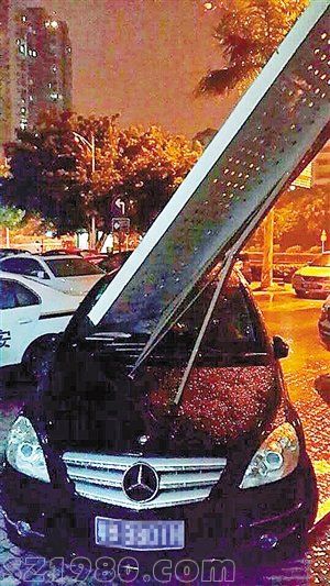 <a href=http://www.huhuzc.cn/shenzhen/ target=_blank class=infotextkey>深圳</a>一外墻裝飾架脫落 奔馳車被砸面目全非