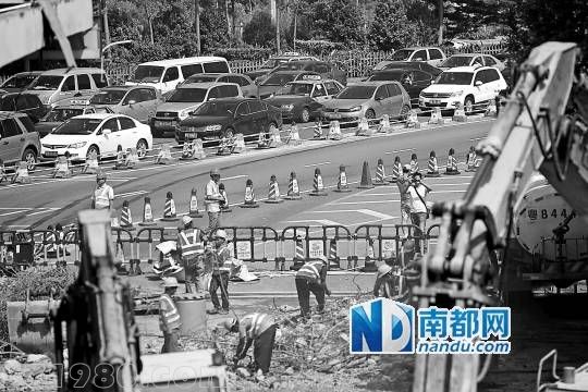 <p>    9月14日早上，<a href=http://www.huhuzc.cn/shenzhen/ target=_blank class=infotextkey>深圳</a>梅林檢查站進(jìn)關(guān)方向，進(jìn)入公交站場(chǎng)的邊防崗?fù)ら_始拆除，此時(shí)進(jìn)關(guān)方向車流擁堵。 南都記者 趙炎雄 攝(資料圖)</p>