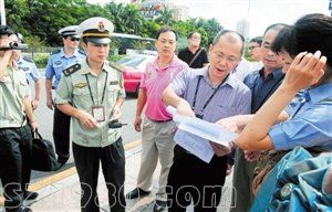 國慶游廣東遇黑導(dǎo)游黑大巴可撥12301舉報
