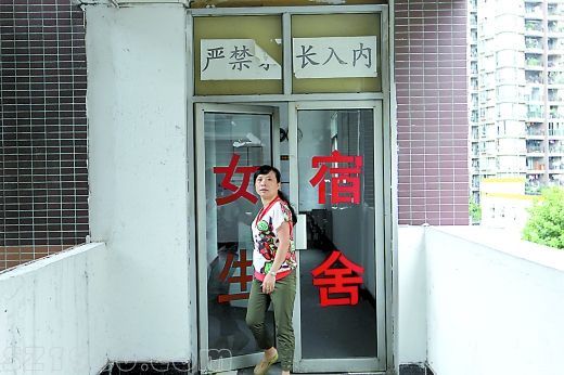  昨日，南坪中學(xué)，只要看見有人想進(jìn)入女生宿舍，管理員就會(huì)過來詢問。 重慶晨報(bào)記者 許恢毅 攝