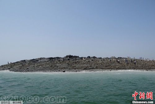 巴基斯坦強震致海上冒出小島 多人登島 探險 