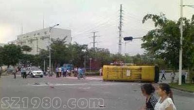 <a href=http://www.huhuzc.cn/shenzhen/ target=_blank class=infotextkey>深圳</a>泥頭車校車相撞 校車側(cè)翻16名師生受傷