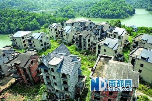 <a href=http://www.huhuzc.cn/shenzhen/ target=_blank class=infotextkey>深圳</a>成群爛尾別墅變身羊狗樂園