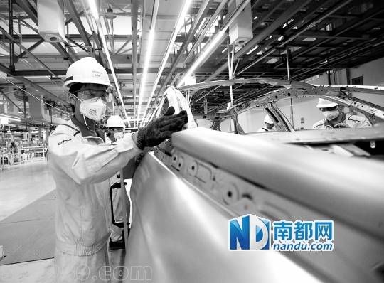 <p>    技術(shù)人員在對汽車進行打磨。</p>