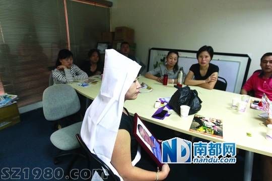 <p>    赴泰旅游突發(fā)腦溢血死亡，死者家屬穿著孝衣來到旅行社討要說法。南都記者 王子榮 攝</p>