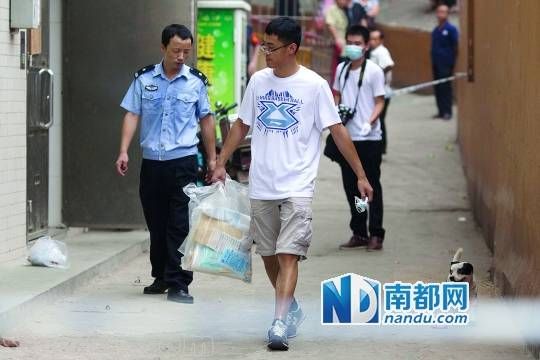 <p>    警方從現(xiàn)場(chǎng)取走物證。</p><p>    南都記者 霍健斌 攝</p>
