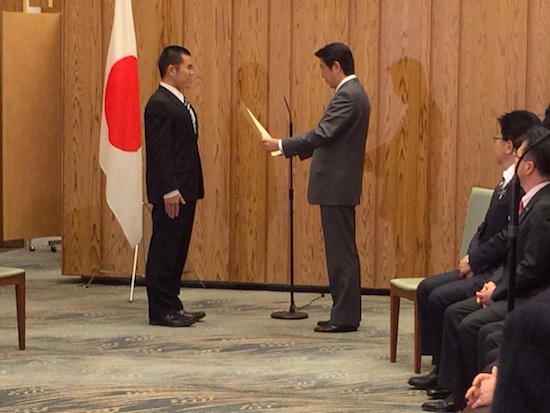 安倍向救人的中國學生頒獎狀 加蓋日本國璽(圖)