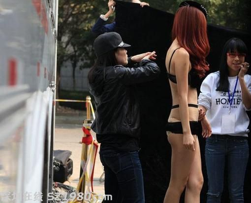 溫雅片場當眾半裸換衣 揭女主播的 豪放 時刻