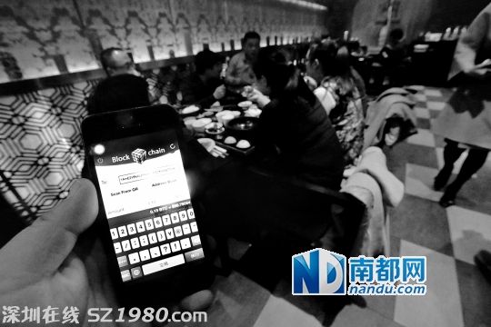 <p>    3日，北京一家餐館悄然開啟比特幣支付。吃一頓650元的飯，僅需支付0 .13個比特幣。圖為餐廳人員展示比特幣支付流程。C FP供圖</p>
