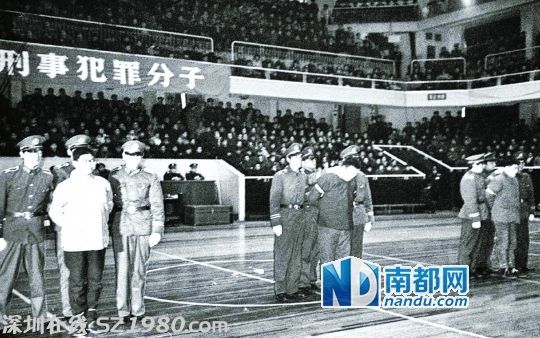     1986年2月19日，上海市中級(jí)人民法院在靜安體育館宣布市高院下達(dá)的對(duì)陳小蒙、胡曉陽(yáng)、葛志文執(zhí)行死刑的命令。 資料圖片