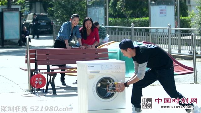 首期《一鍵啟動》中主持人用洗衣機 甩干 手機測試。