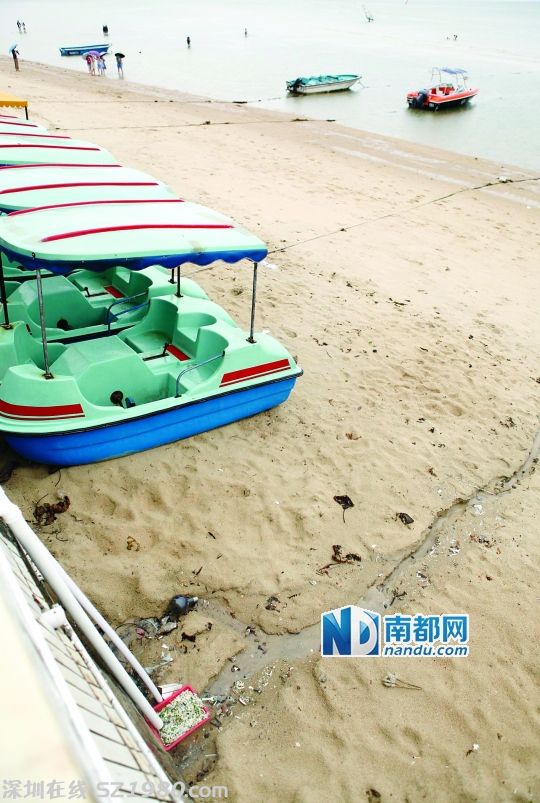 <p>    大鵬半島靠近海灘的餐廳將廢水、剩飯剩菜排到海里。 南都資料圖片</p>